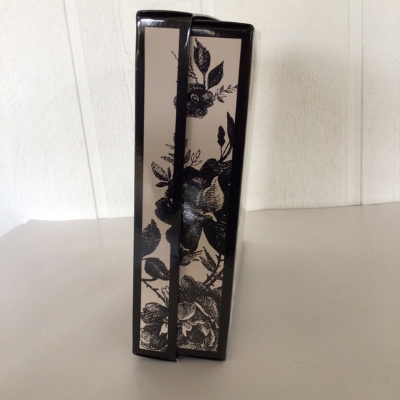 VICTORIAS SECRET LIMITED EDITION GIFT BOX - Picture 6 of 9